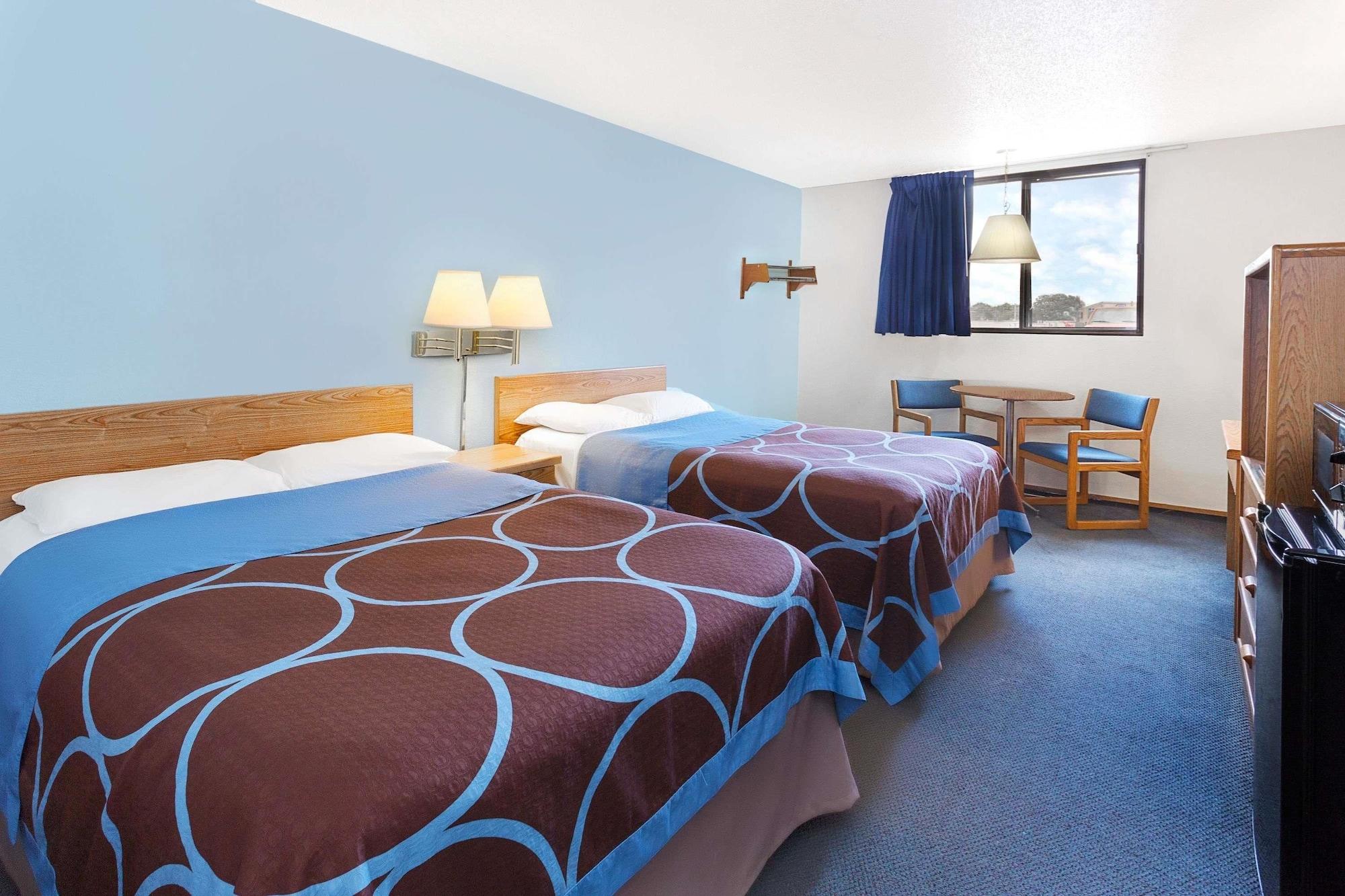 Hotel Super 8 By Wyndham Clinton Exterior foto