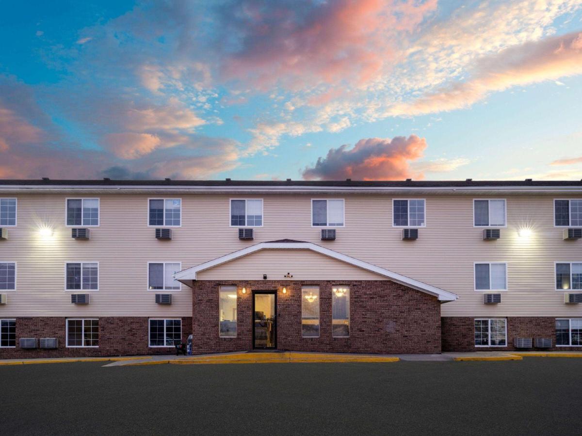 Hotel Super 8 By Wyndham Clinton Exterior foto