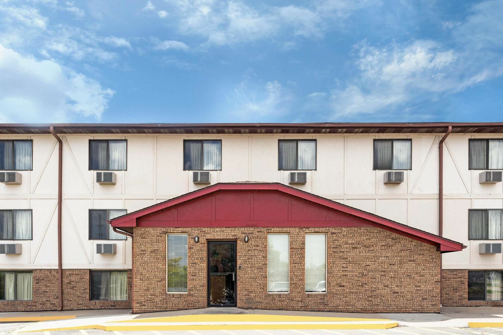 Hotel Super 8 By Wyndham Clinton Exterior foto